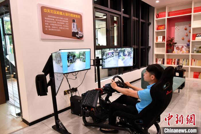 圖為福州中天社區工作人員正在利用5G技術，遠程操控機器人巡視社區。　呂明 攝