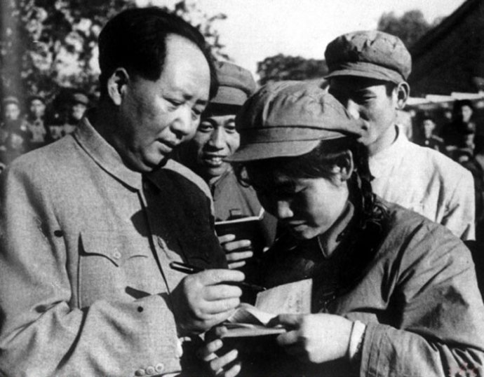 1952年，毛澤東為志愿軍歸國代表團文藝戰士代表謝秀民簽名留念。