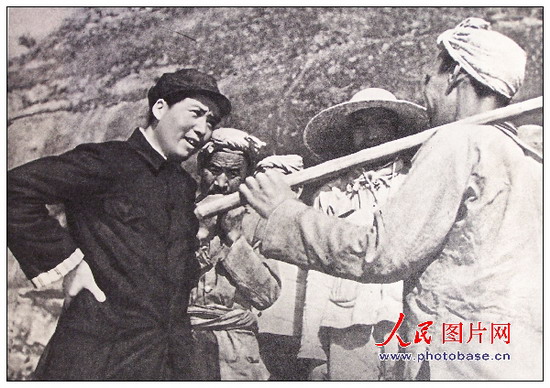1939年，毛澤東同志在延安和楊家?guī)X農(nóng)民親切談話。