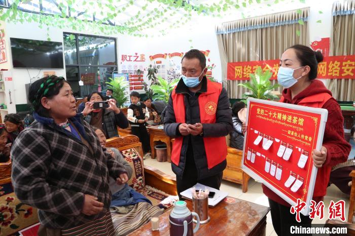 圖為瓊結縣村民參與問答?！愔闈扇?攝